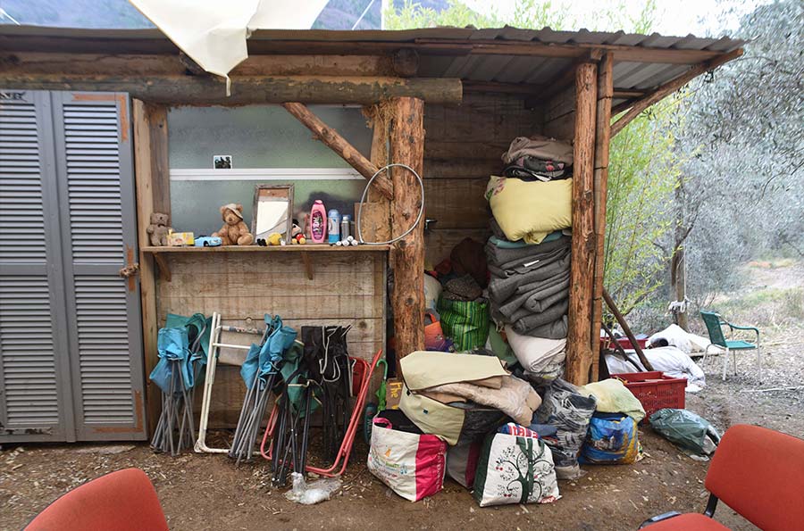 Des oreillers, des couvertures, des brosses à dents, etc. ont été stockés dans une cabane en bois.
