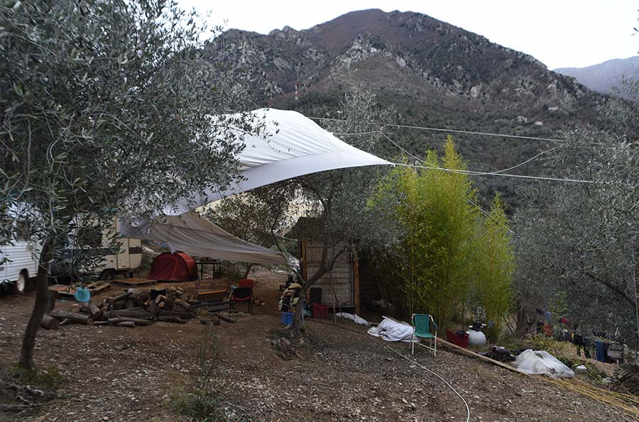 Cédric Herrou a hébergé jusqu’à 60 migrants en même temps chez lui… Pour loger tout le monde, il a aménagé des cabanes et des caravanes dans une partie de son jardin.